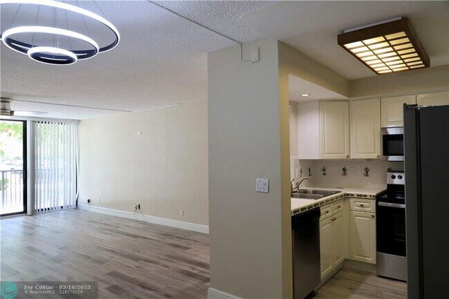 Foto del edificio - 1301 River Reach Dr