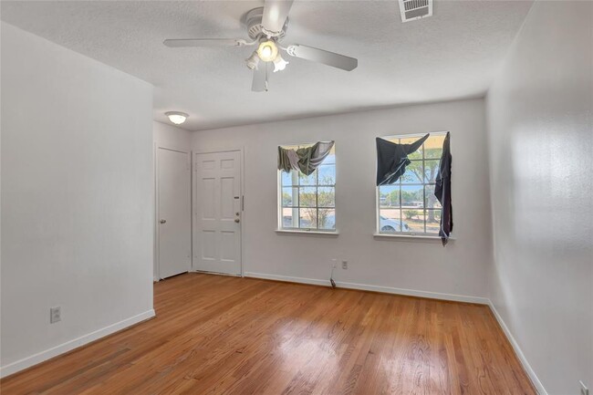 Foto del edificio - 2223 Raspberry Ln