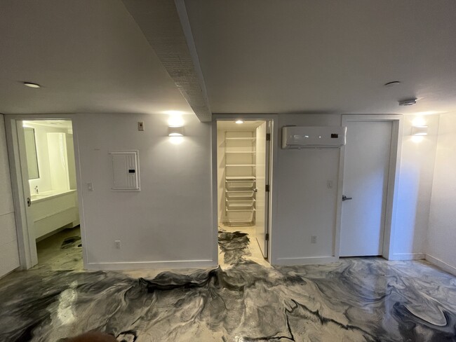 bath, walk in closet - 206A Donohoe Street