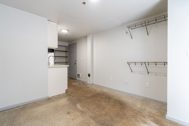 Interior Photo - 422 11th Ave - Amazing Remodeled Studios!