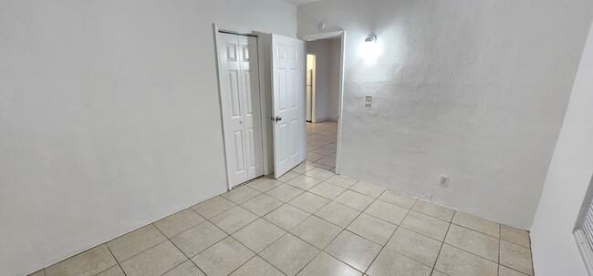 Building Photo - 1610 NW 7th Pl