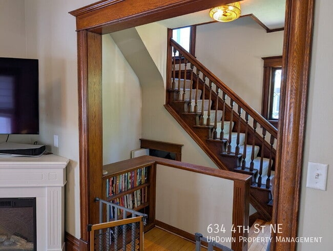 Building Photo - 634 4th St NE