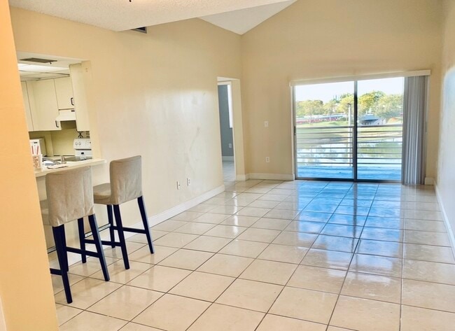 Building Photo - 9735 Fontainebleau Blvd