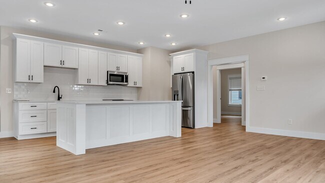 Foto del edificio - 1200 N Woodburn Ave