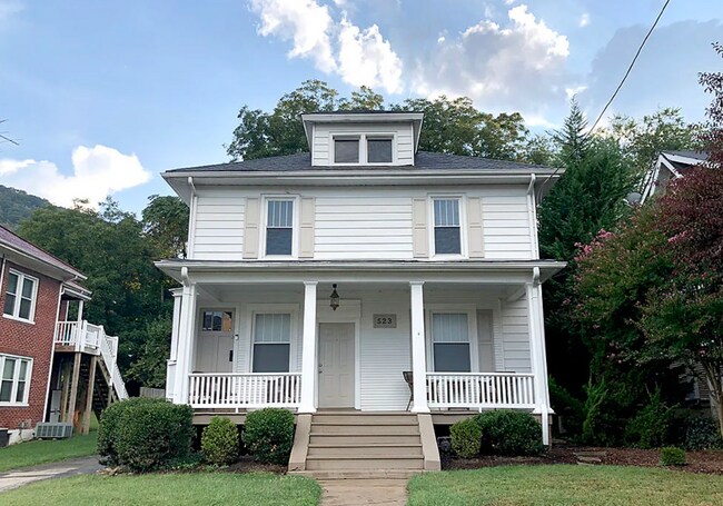 Frente - 523 Arbutus Ave SE