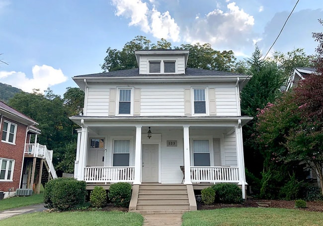 Front - 523 Arbutus Ave SE