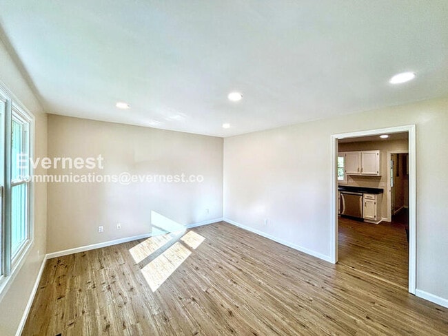 Foto del edificio - 5021 Bess Moore Rd