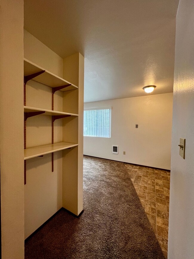Foto del edificio - Non-Refundable & Security Deposit Total: $...