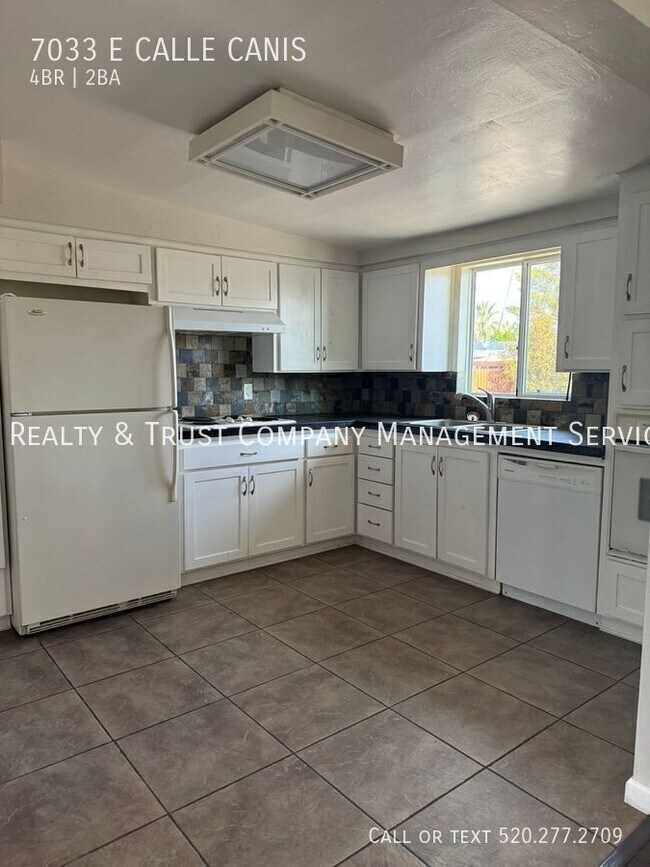 Building Photo - 7033 E Calle Canis