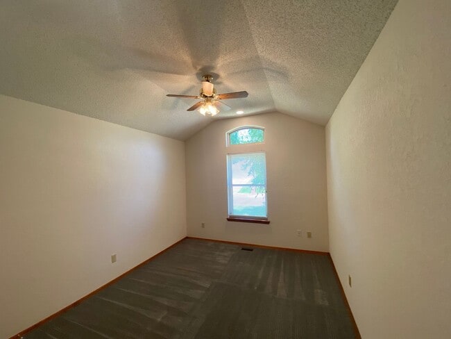 Building Photo - Edmond Schools - Newly Renovated 3 bedroom 2 bath