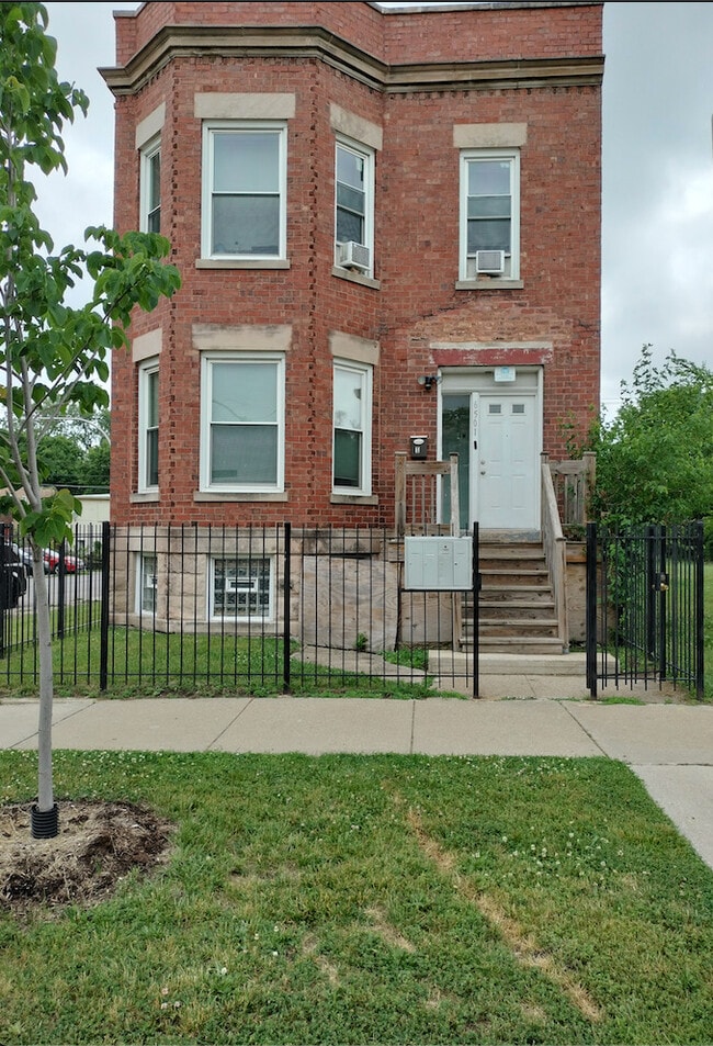 Building Photo - 6501 S Justine St
