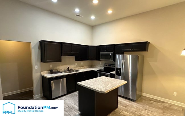 Building Photo - 1360 Chestnut Dr