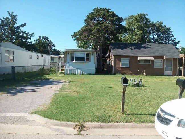 Building Photo - 1213 SW H Ave