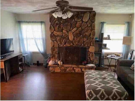 Family room - 724 Vicksburg Dr
