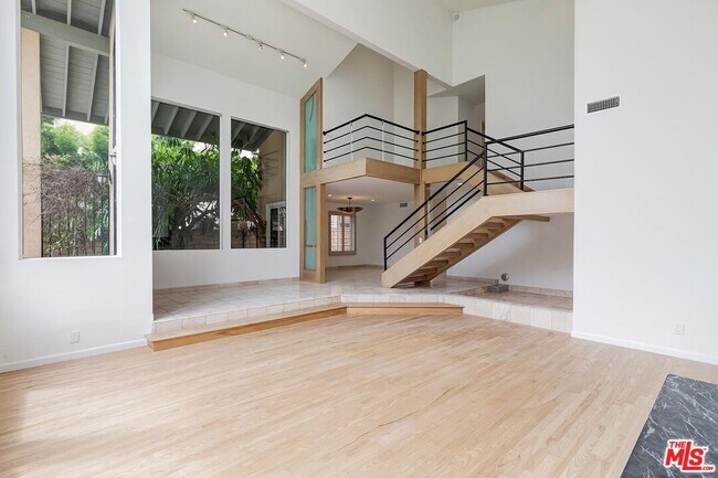Building Photo - 207 N Maple Dr