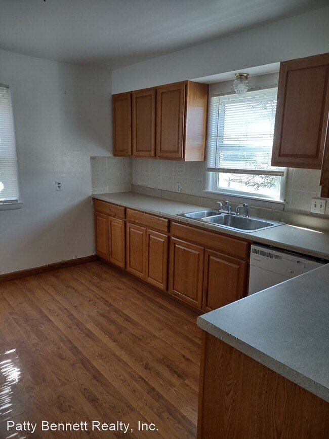 Building Photo - 3 br, 2 bath House - 2540 E 8th St