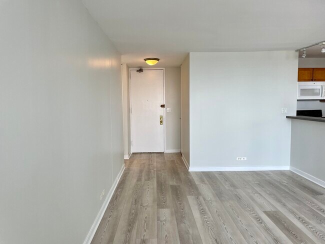 Foto del edificio - 655 W Irving Park Rd