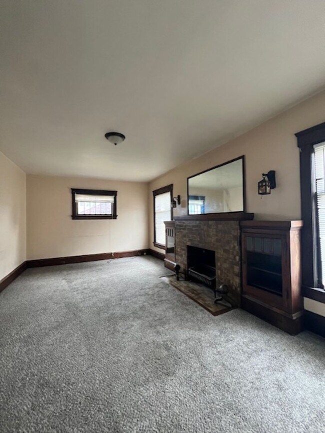 Foto del edificio - Very large 4 bedroom home for rent - Canton NW