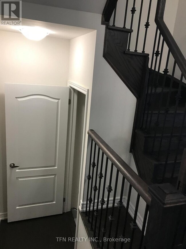 Building Photo - 32 Spokanne St