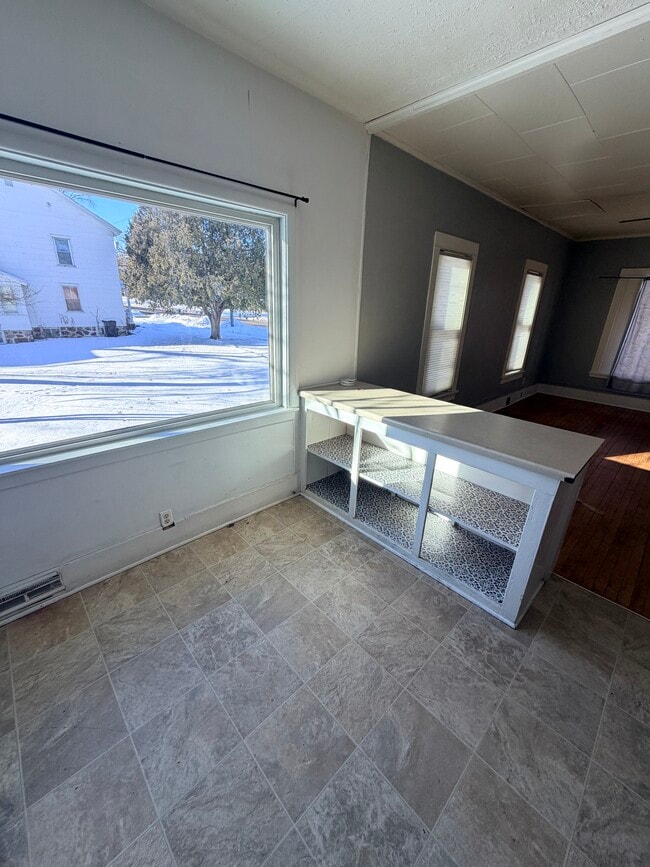 Building Photo - 610 Mill St