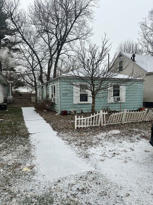 Building Photo - 2114 E Converse St