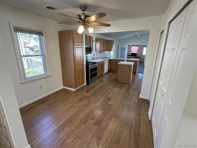 Foto del edificio - 36050 Glen St