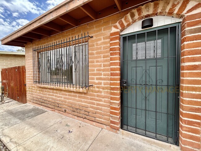 Foto del edificio - 3215 N Cherry Ave