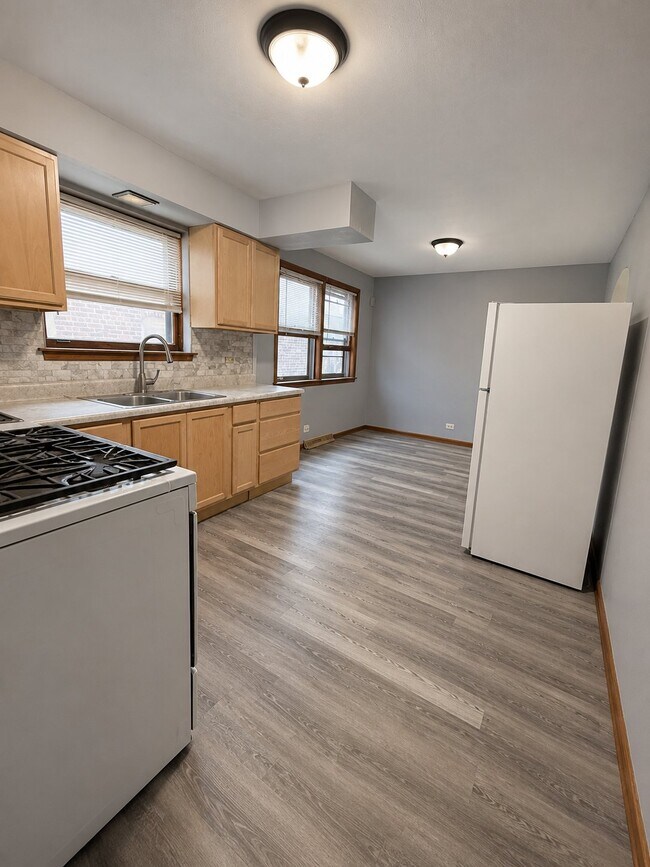 Photo - 8113 S Exchange Ave (Chicago, IL) Apartment