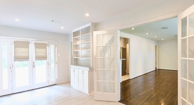 Foto del edificio - 9326 Willowview Ln