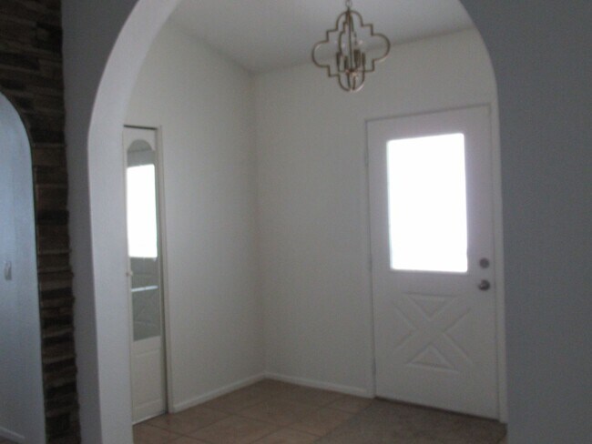 Foto del edificio - Nice 4 Bedroom + Den Home With Pool In AHWATUKEE!