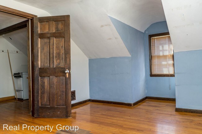 Building Photo - 310 N 9th St