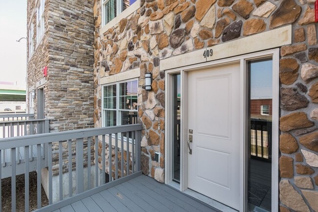 Foto del edificio - Fully Furnished Townhome Blocks Away From Downtown, Flexible Leasing Terms!