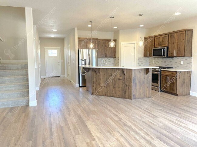 Foto del edificio - 3-bedroom home in Redmond with Huge Bonus ...