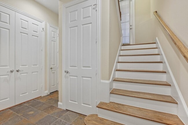 Building Photo - 5812 La Vista Dr