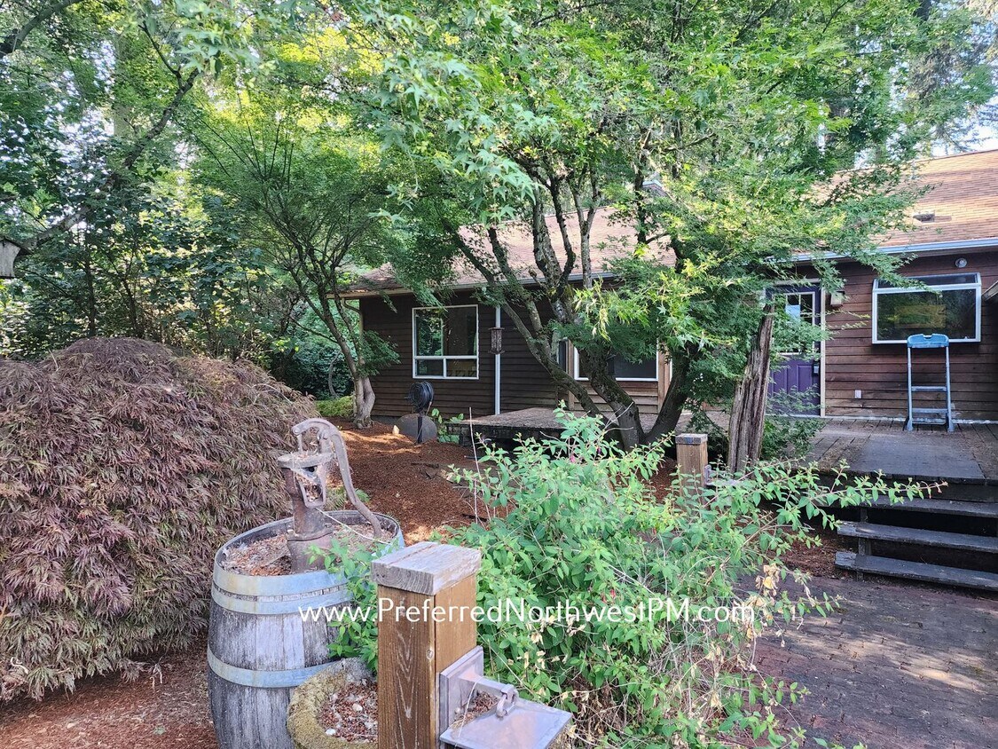 Foto principal - Beautiful home on 2 organically-landscape ...