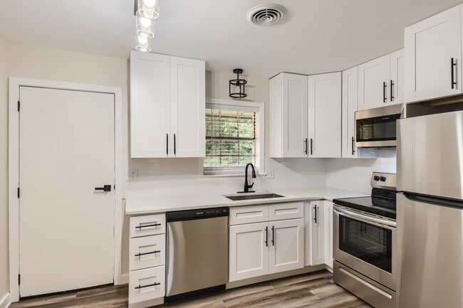 Building Photo - Room in Apartment on Cleveland St