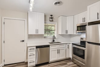 Building Photo - Room in Apartment on Cleveland St