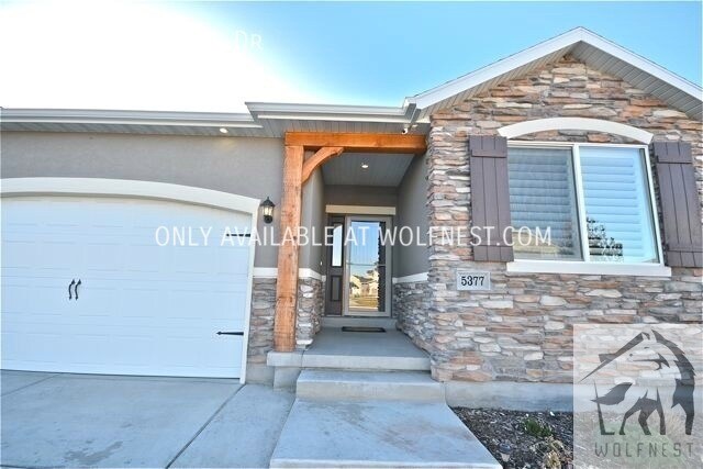 Primary Photo - Beautiful 5 Bedroom Herriman Home! No Depo...