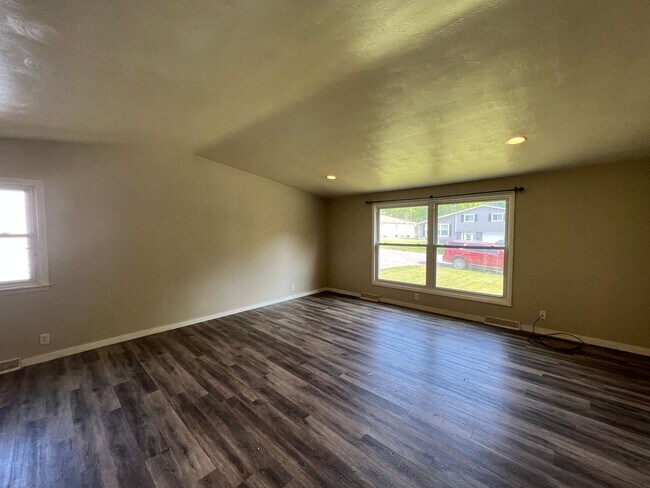 Foto del edificio - Nice 3 bedroom bi level with garage