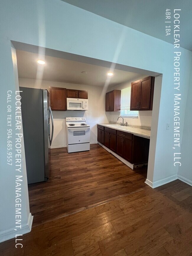 Building Photo - Spacious Duplex Available Now