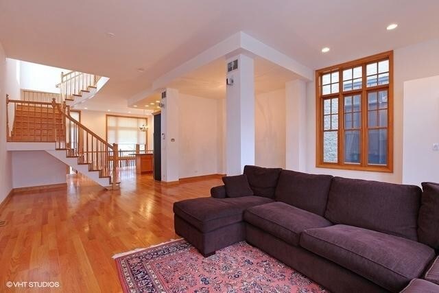 Building Photo - 6 bedroom in Chicago IL 60657