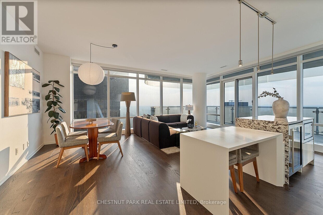 Photo principale - 1-7001 Bloor St E