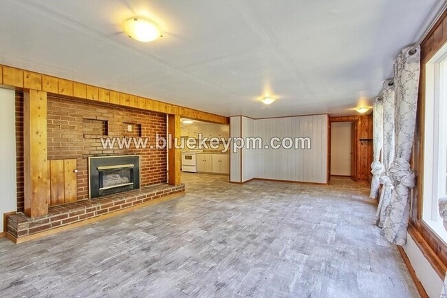 Foto del edificio - Spacious 3 Bed, 1 Bath Daylight Basement Apartment in Markham