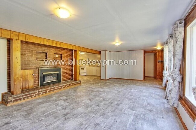 Foto del edificio - Spacious 3 Bed, 1 Bath Ground Floor Apartment in Markham