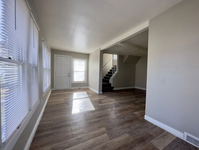 Foto del edificio - Beautiful 3 bedroom, 1 bath single family home with fenced yard and garage