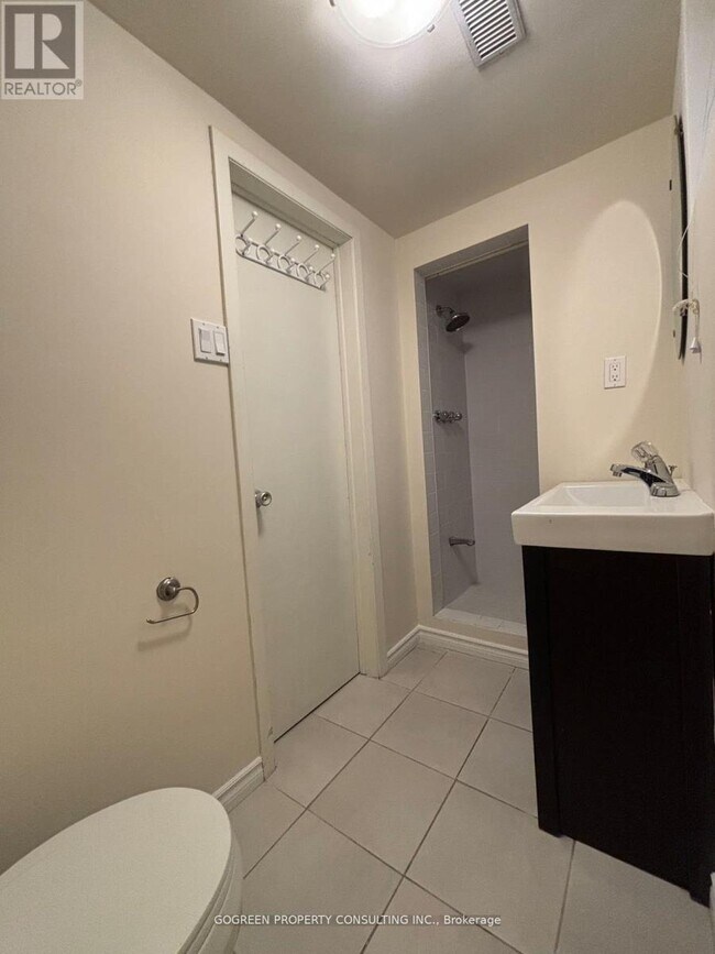 Photo du bâtiment - 192 Bedford Park Ave