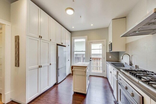 Building Photo - 4 Bed 3 Bath - Victorian House Blocks from...