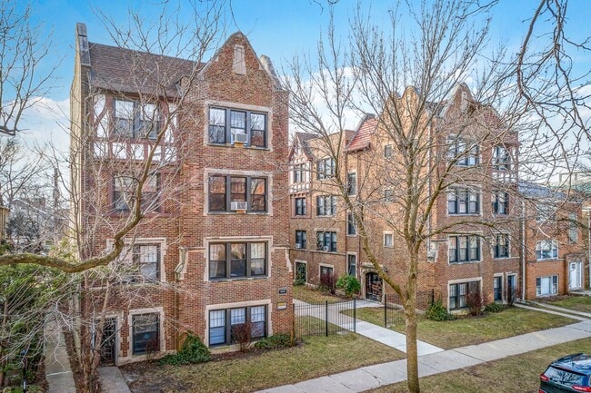 Building Photo - 2623 W Berwyn Ave