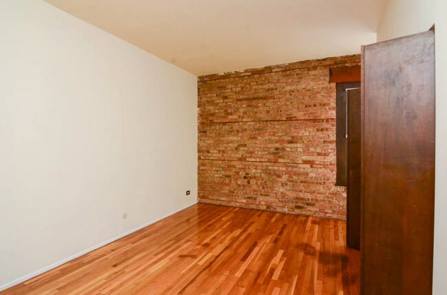 Foto del edificio - 553 W Wellington Ave