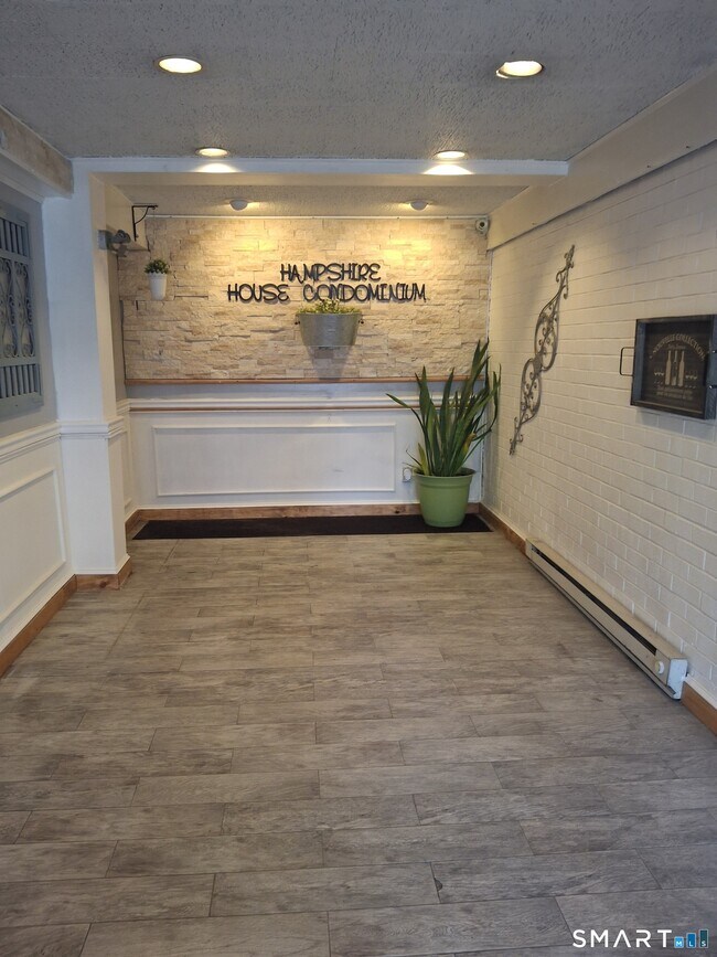 Foto del edificio - 393 Laurel Ave